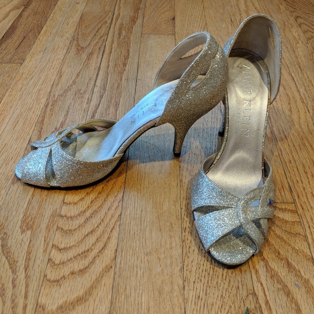 Anne Klein size 6 gold glitter heel